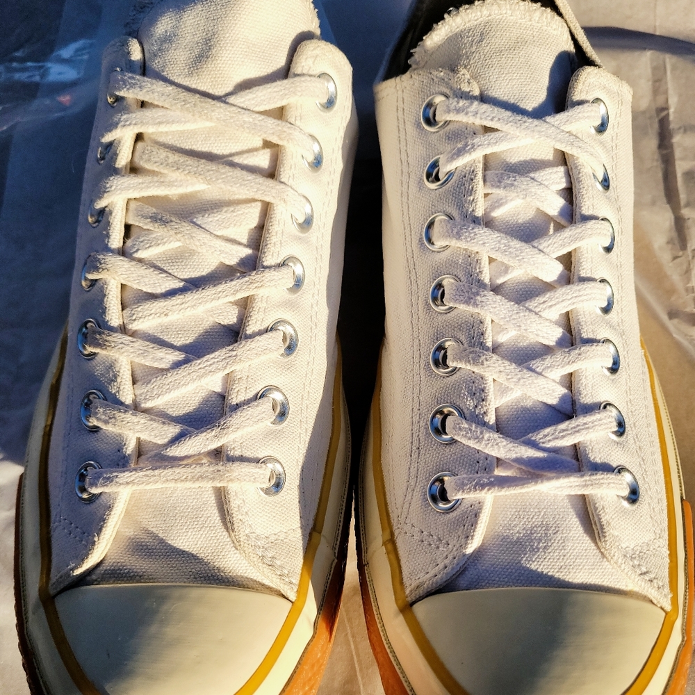 Converse low top size 10.5 mens